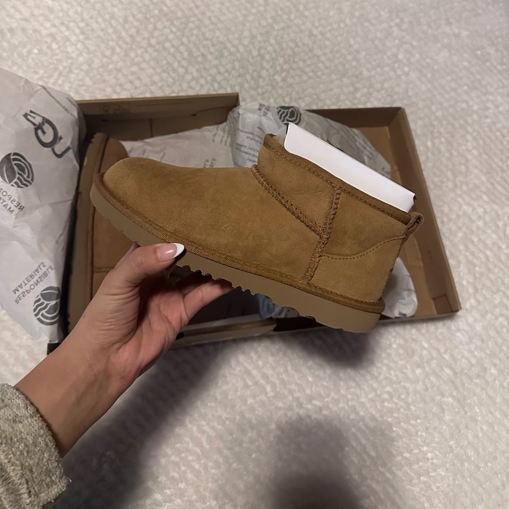 Ultra mini Uggs - Picture 1 of 4